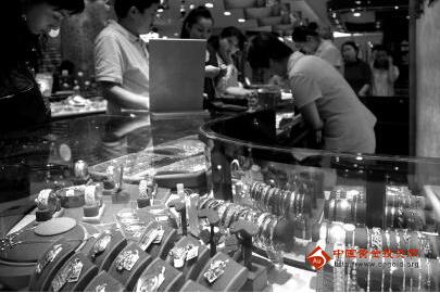 黄金报价：黄金价格难逃下跌命 空方在等待新方向