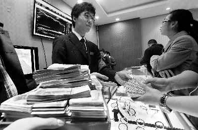黄金现货：国际金价早盘继续下跌 市民抄底买金条