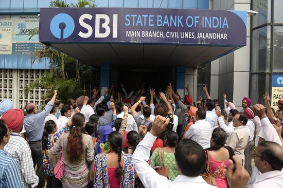 印度百万银行职员罢工 公共银行陷入大面积瘫痪