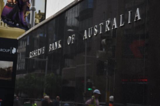 连续两月降息后 澳洲联储本月维持利率不变