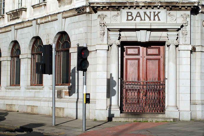 英国银行掀起“关门潮”？