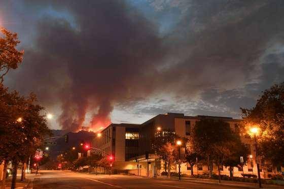 洛杉矶山火爆发 面积超过7000英亩