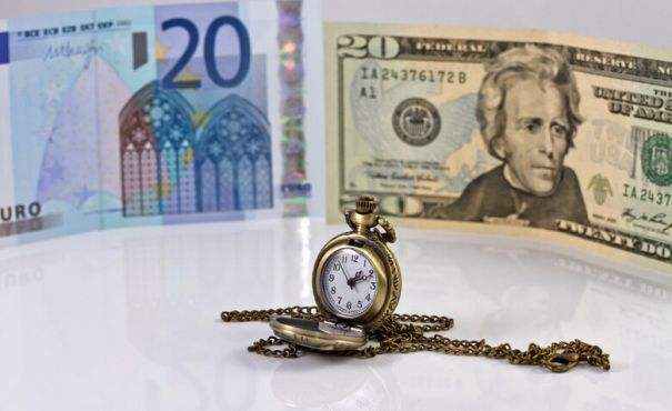 欧元再遭德意政局施压 美元反弹被疑死猫跳