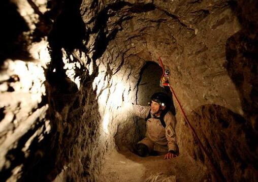 美墨边境惊现地下隧道！23名中国人非法偷渡被捕